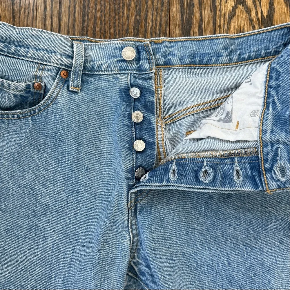 Levi’s 501 Original Straight Leg Jeans in Light Wash - Size 28 - Picture 4 of 7